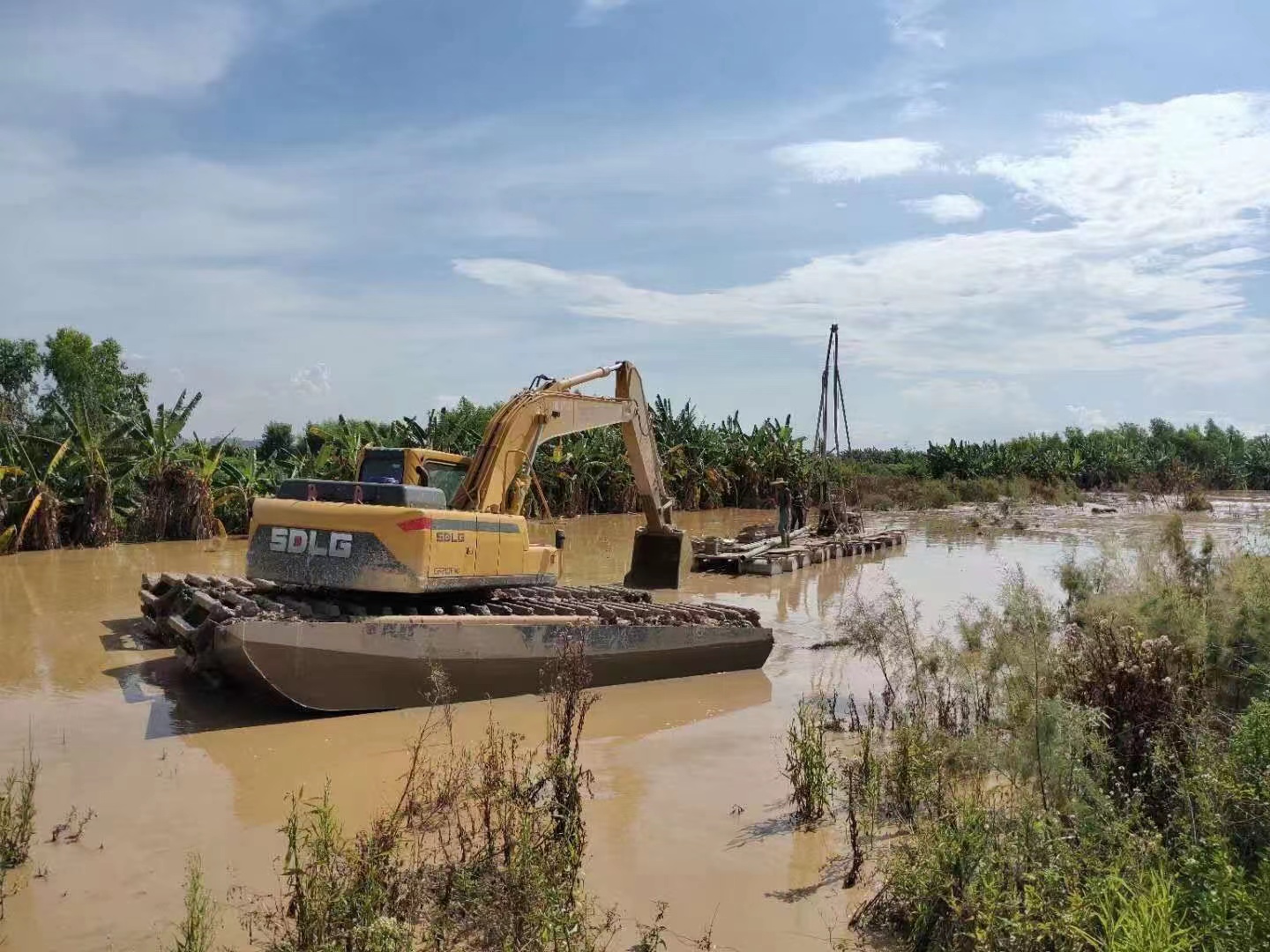 哈尔滨河道清淤挖机施工,水上挖机出租一站式服务