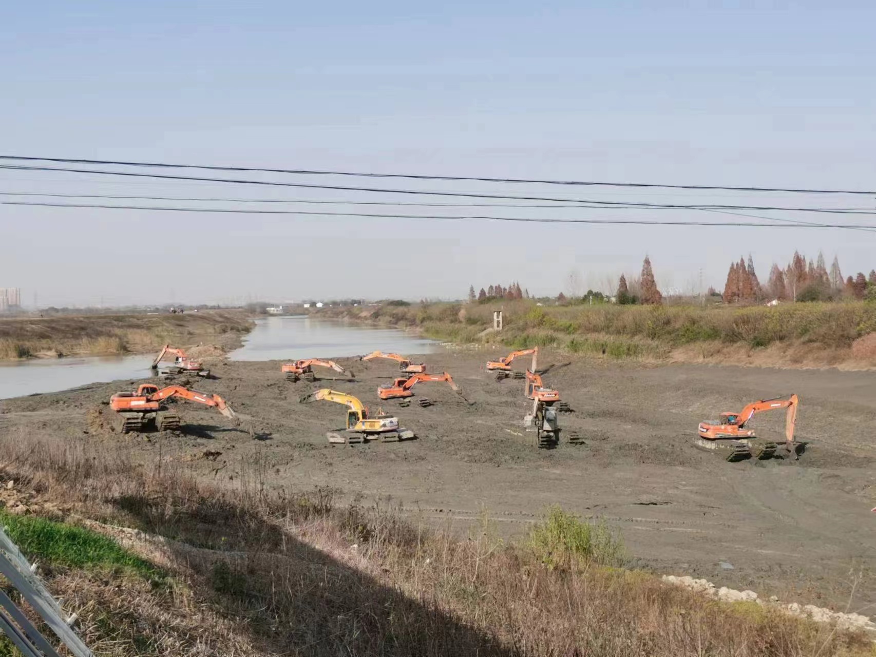 红河水上挖机清淤方案本地,水上两用挖掘机租赁一站式服务