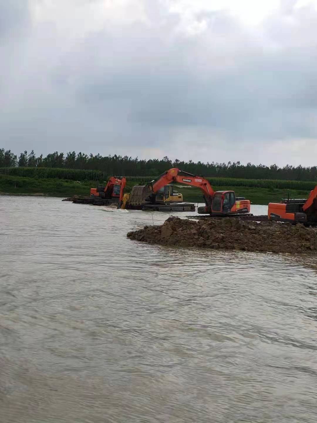 河池水上挖掘机挖淤泥厂家直租,水上两用挖机出租一站式服务