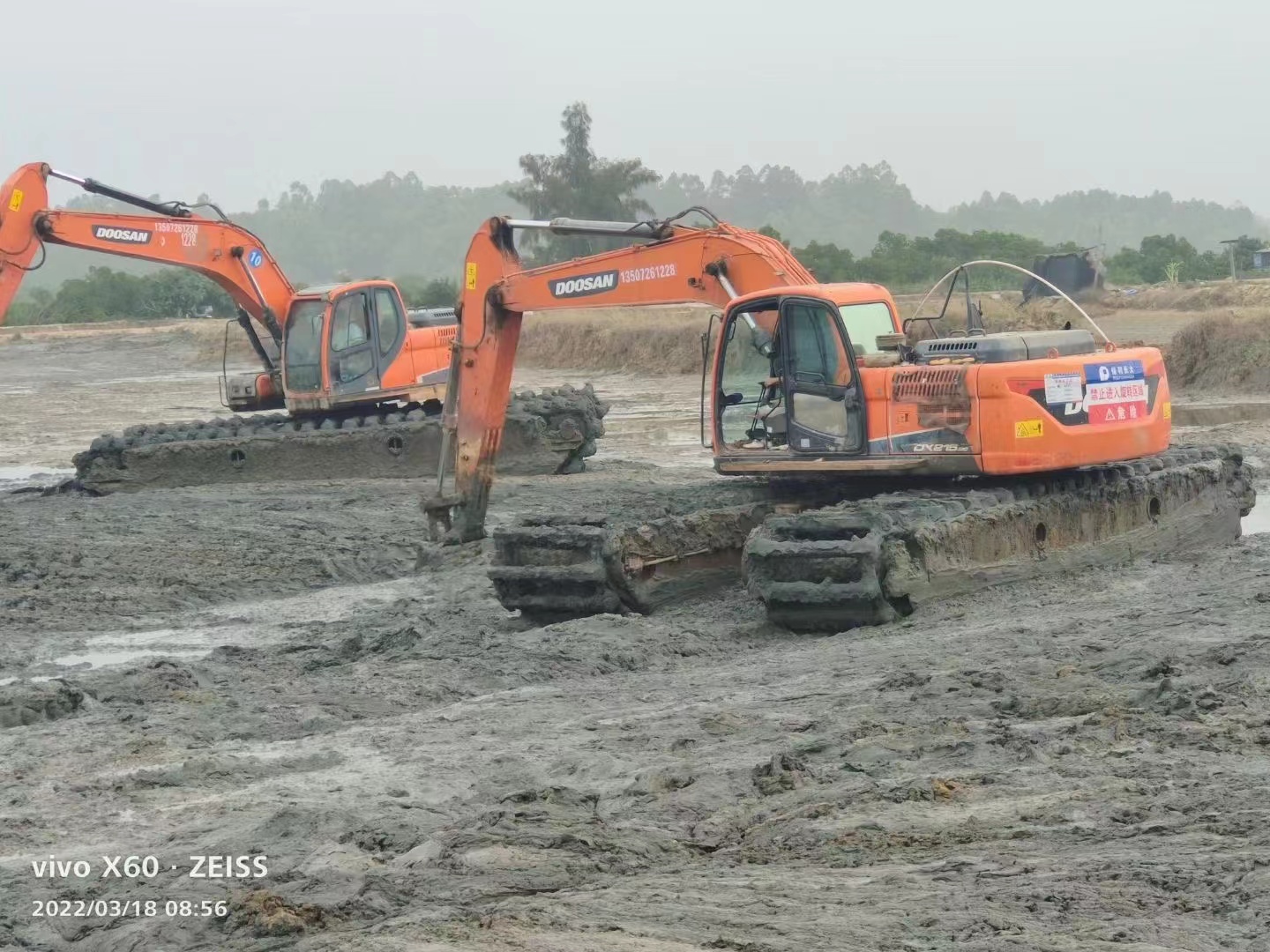 牡丹江水上挖机清淤设备附近,水挖掘机租赁一站式服务