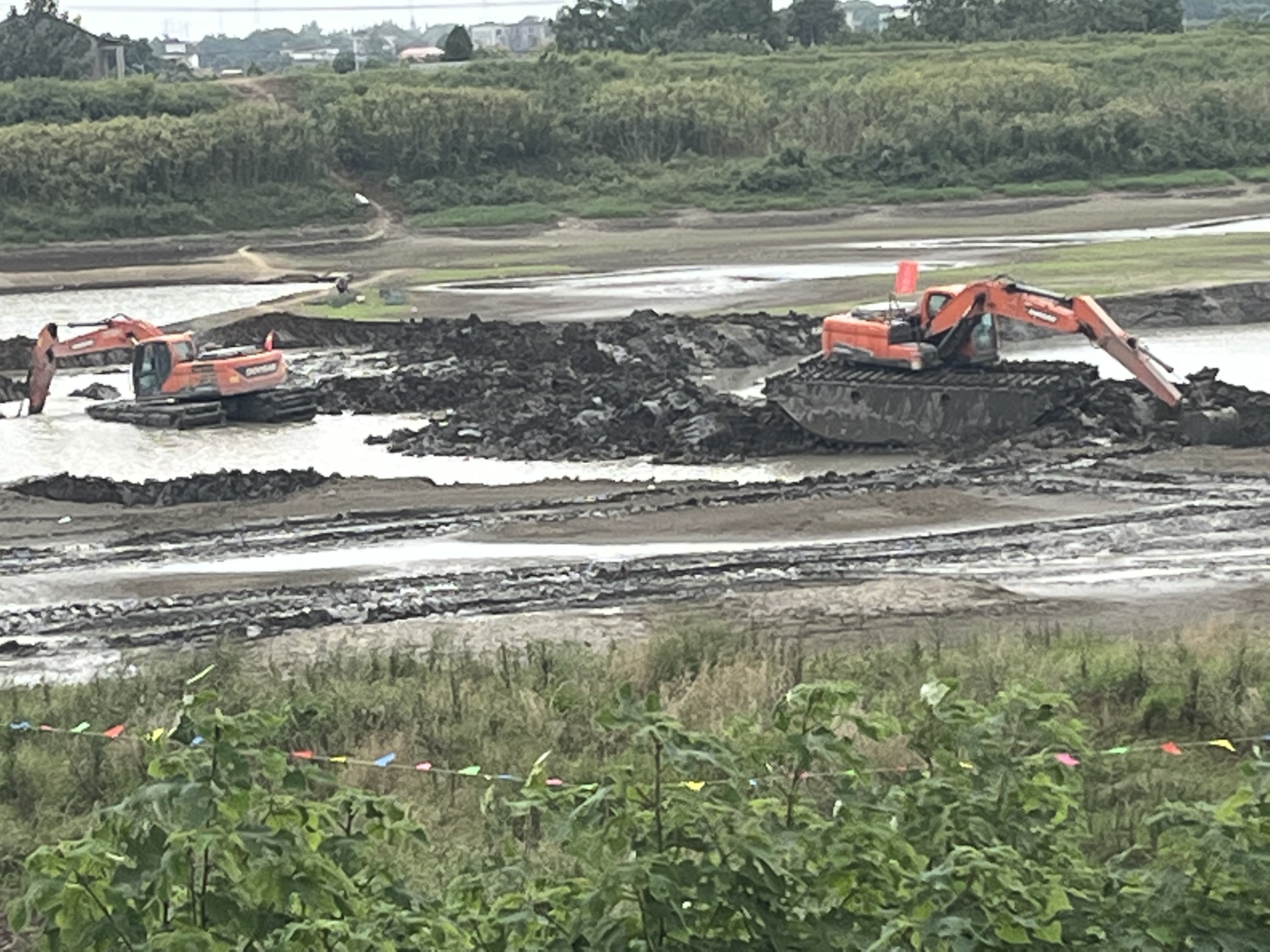 安庆水上挖机清淤方案大型,水陆挖机出租一站式服务