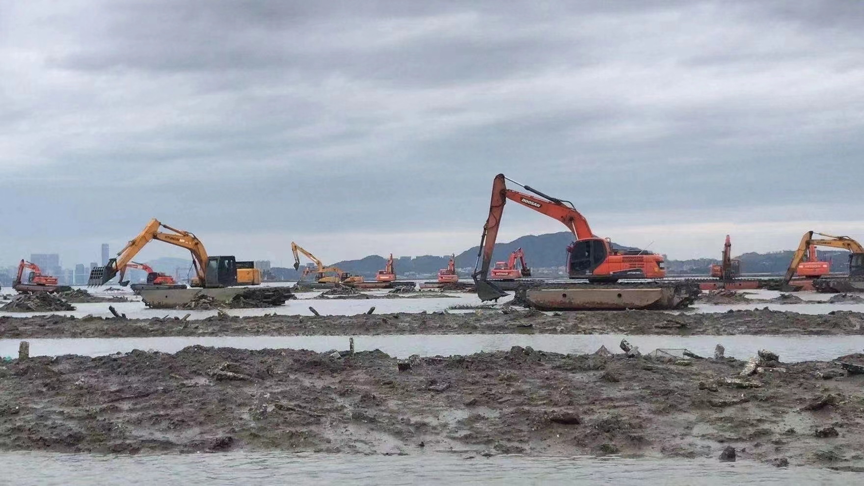 巫山滩涂清淤挖机报价,水陆挖机出租一站式服务