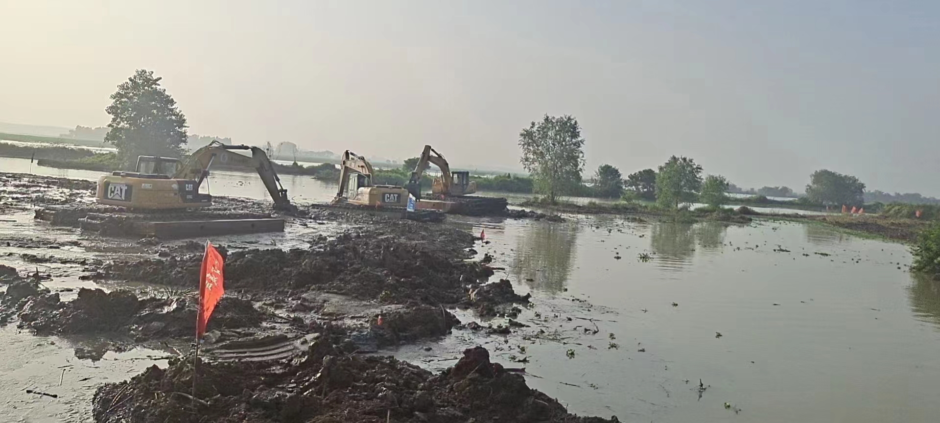 南京水挖机清淤小型,水上浮船挖掘机租赁一站式服务