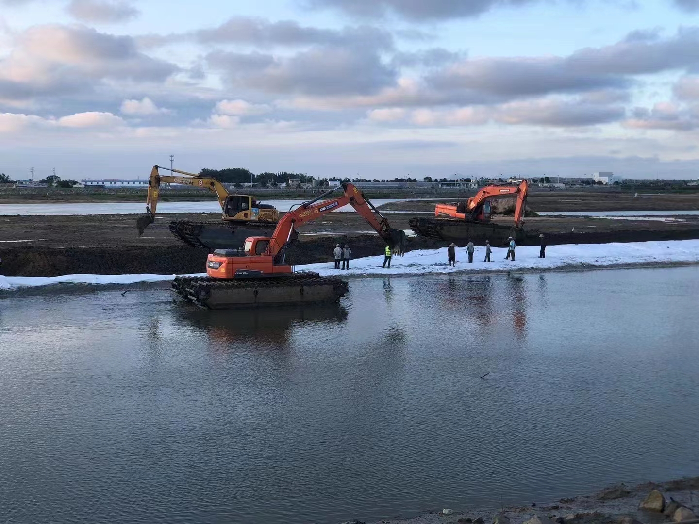 海南两栖式清淤设备履带式,水陆挖掘机出租一站式服务