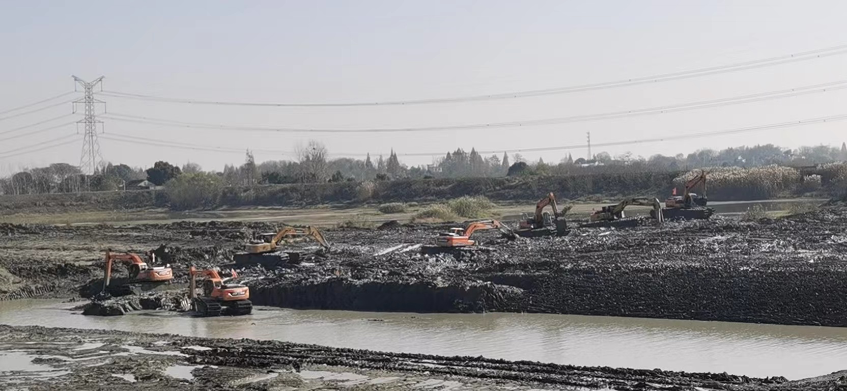 滨州清理水池挖机租用,水上两用挖机出租一站式服务