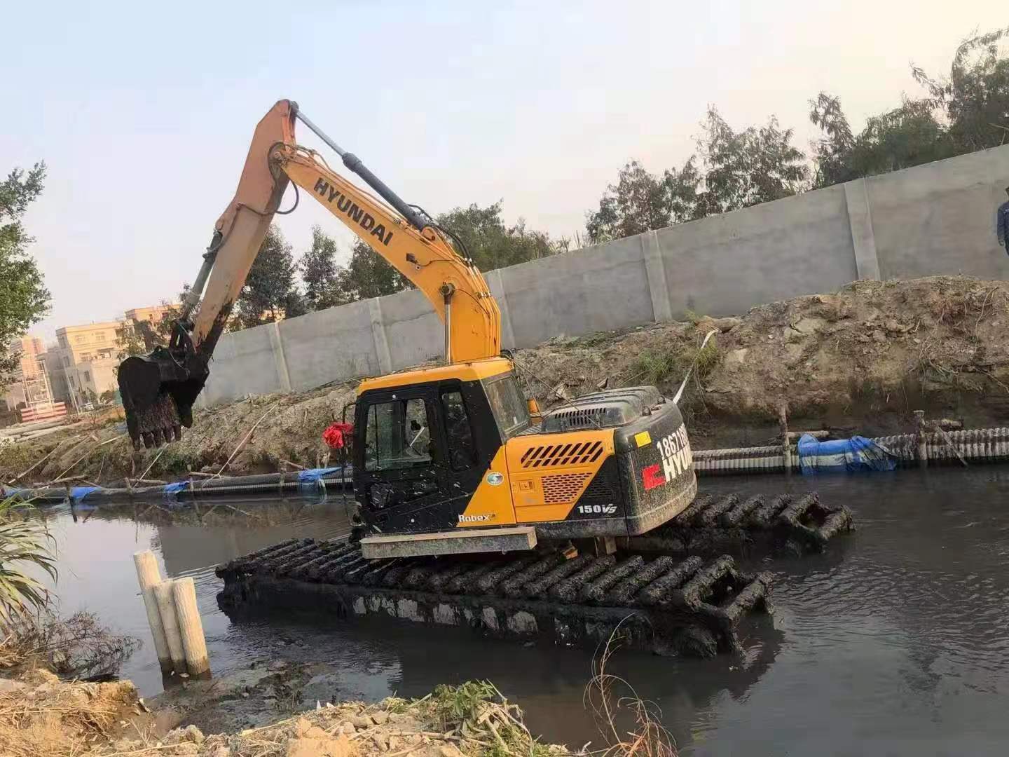 黔江清淤挖机联系价格多少,水陆挖掘机出租一站式服务