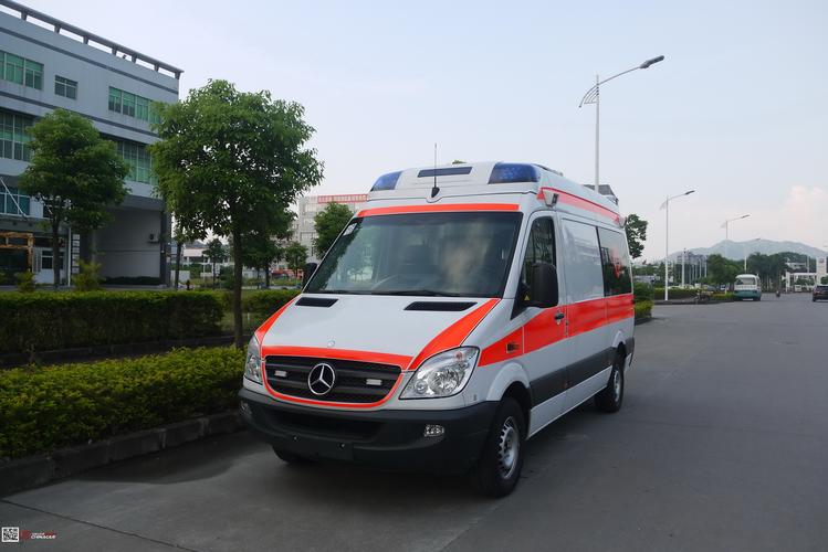 银川病人转院服务车救护车长途运送病人