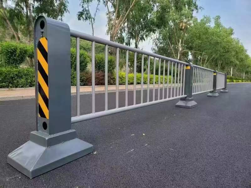 巫山市政道路护栏隔离护栏围栏厂家定制