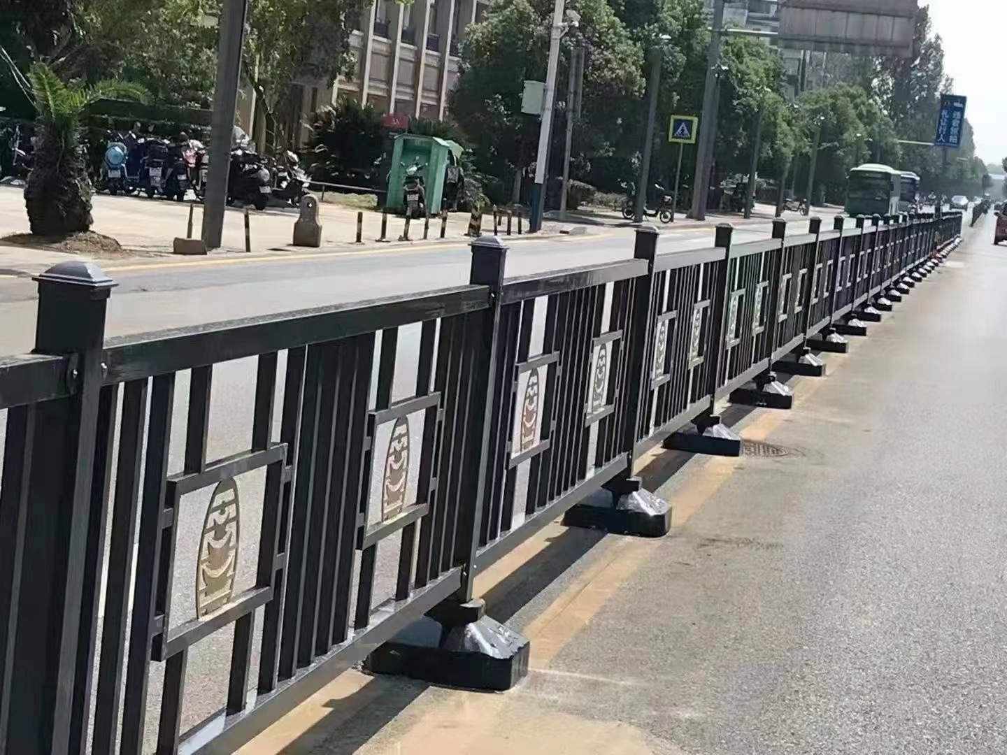 益阳市政道路护栏隔离护栏围栏厂家定制