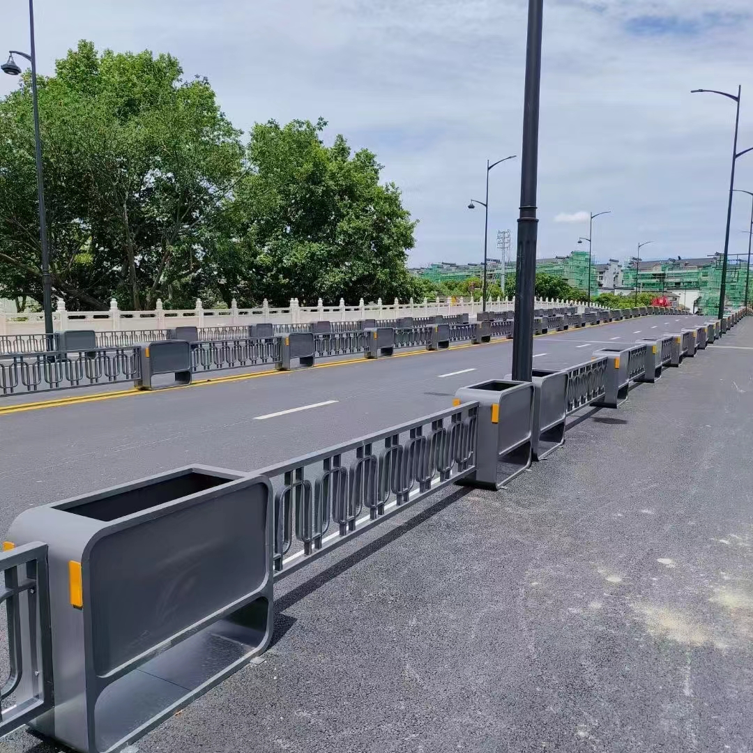 绥化市政道路隔离花箱护栏定制花箱护栏厂家