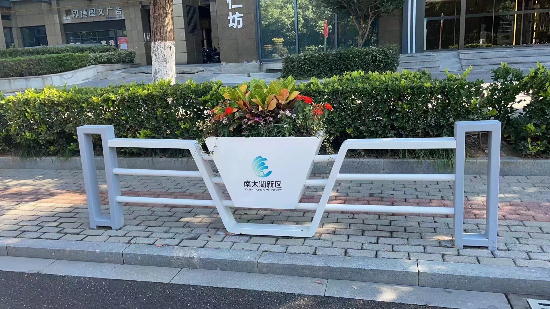 鸡西道路隔离花箱护栏厂家花箱护栏