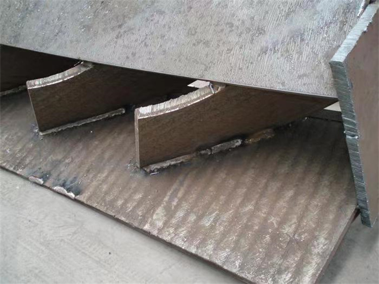清远碳化铬堆焊耐磨钢板-堆焊耐磨衬板尺寸准确