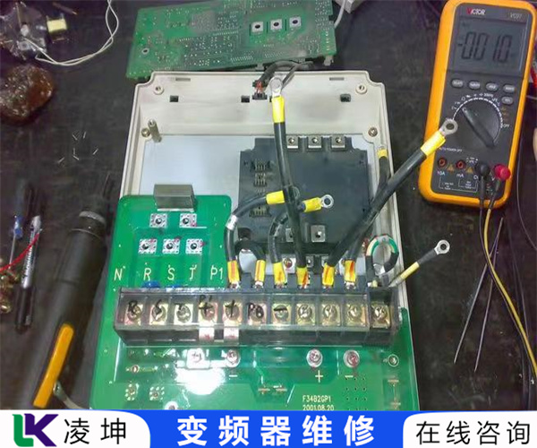 东菱变频器上电无显示维修抖动