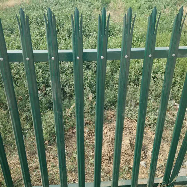 小区围墙用锌钢栏杆财润丝网供应学校铁围栏使用年限长