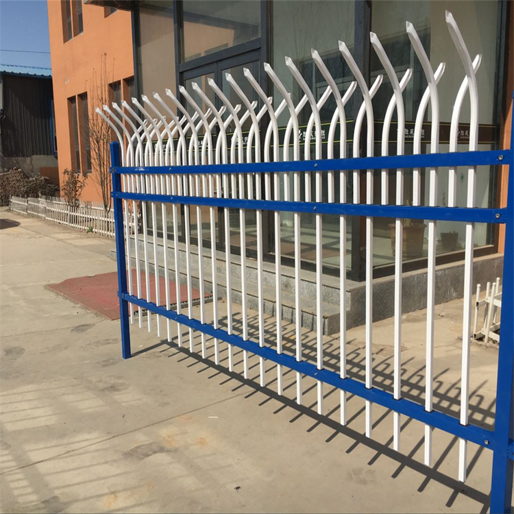 住宅三横杆锌钢护栏财润丝网供应锌钢隔离护栏承载力强