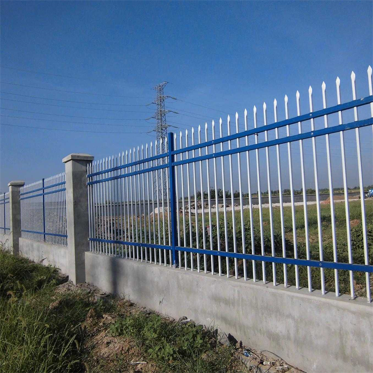 自家用锌钢防护栏财润丝网供应喷塑铁栅栏异型定制