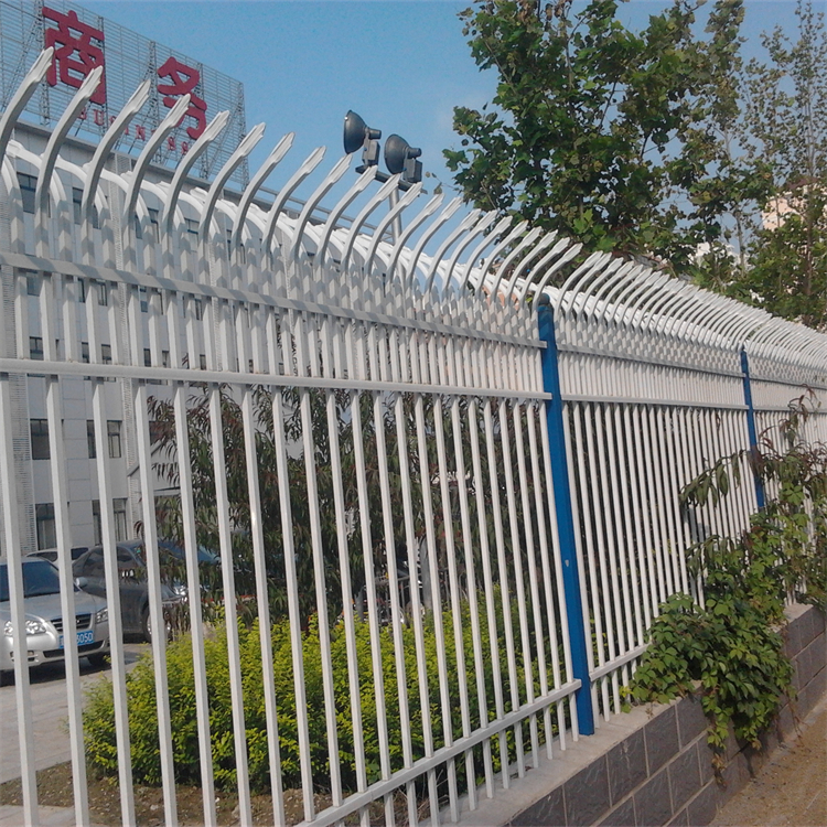户外黑色锌钢护栏财润丝网供应蓝白色铁管护栏防腐防锈
