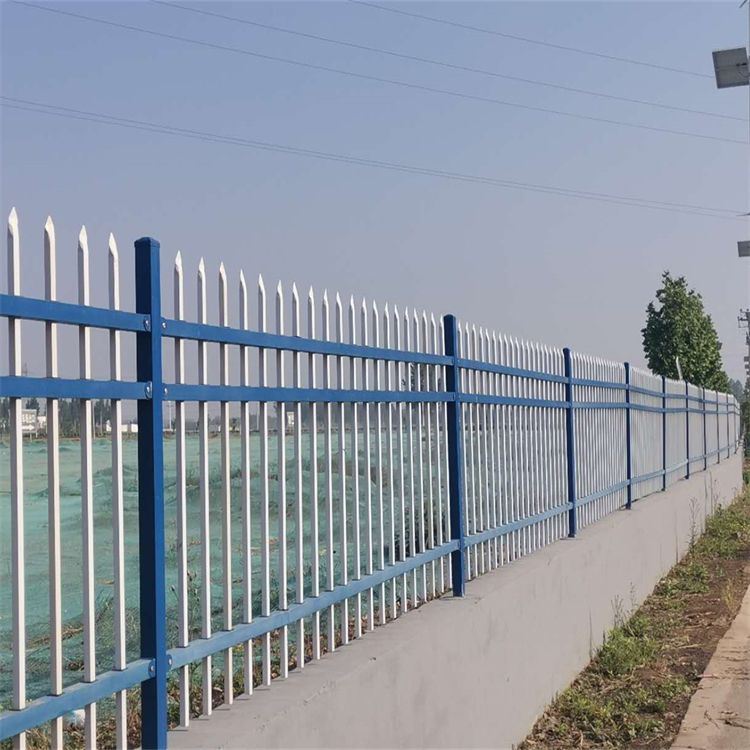 自家用锌钢防护栏财润丝网供应喷塑铁栅栏异型定制