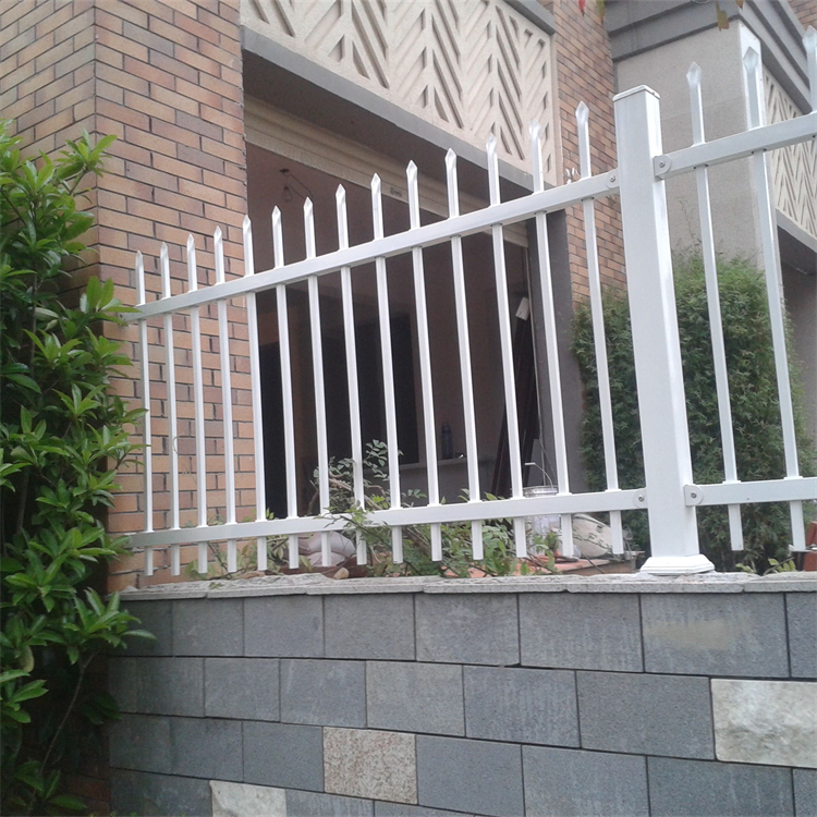 户外黑色铁管护栏财润丝网供应底座式住宅围栏承载力强