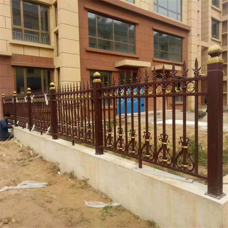 学校两横杆围栏财润丝网供应喷漆铁围栏颜色可定制