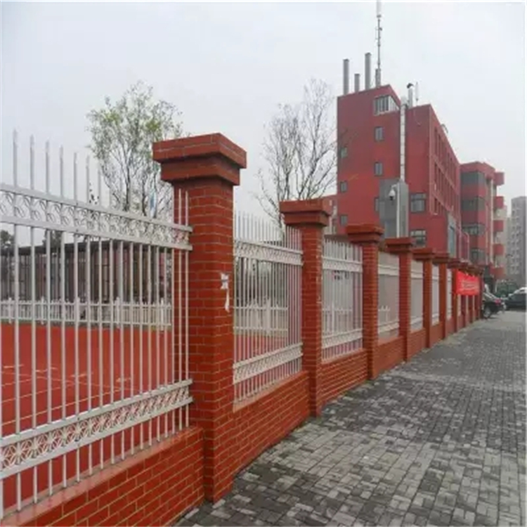 学校围墙用涂塑栅栏财润丝网供应黑色铁围栏颜色可定制