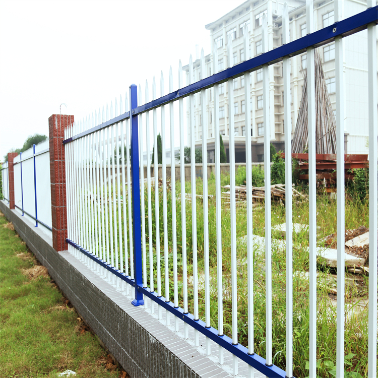 自家用铁管围栏财润丝网供应小区锌钢护栏定做异型