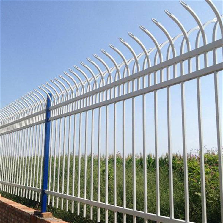 小区围墙用蓝白色铁围栏财润丝网供应蓝白色铁管护栏坚固