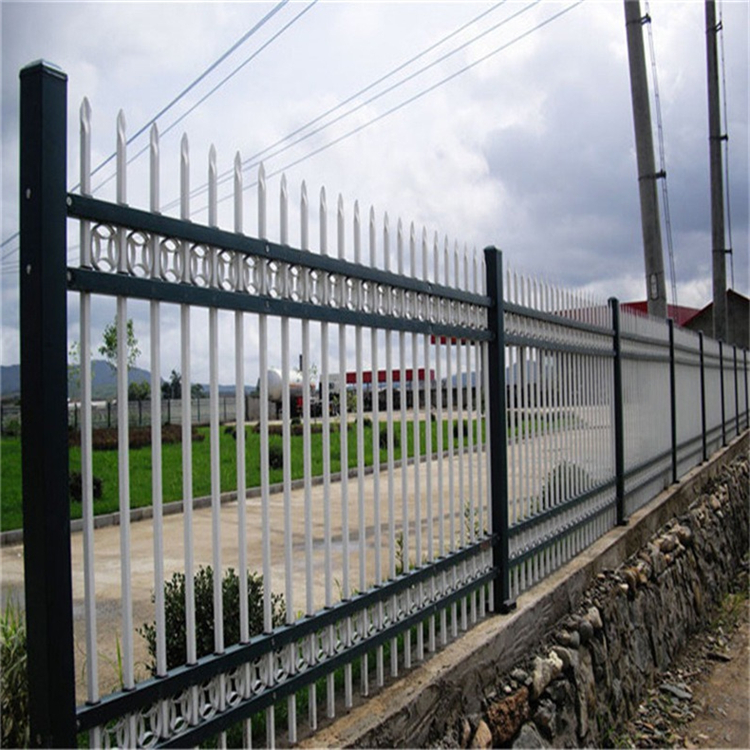小区围墙用蓝白色铁围栏财润丝网供应蓝白色铁管护栏坚固
