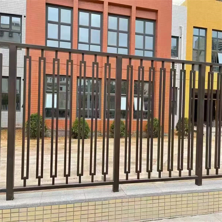 园区1.2米高锌钢栅栏财润丝网供应学校铁围栏防腐性好