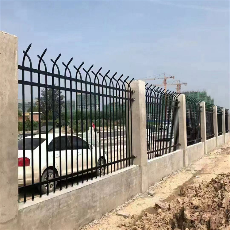 别墅围墙用黑色锌钢围栏财润丝网供应喷漆铁围栏防腐性好