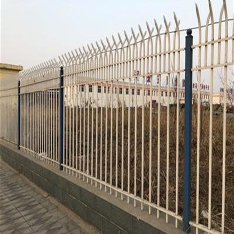 户外涂塑护栏财润丝网供应住宅锌钢围栏使用年限长