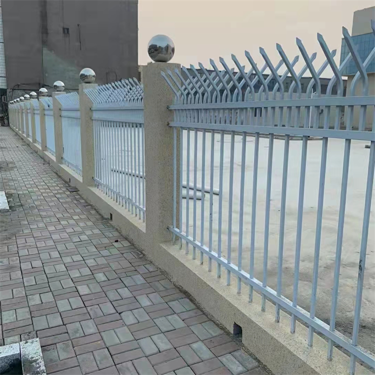 住宅锌钢护栏财润丝网供应蓝白色住宅围栏颜色可定制