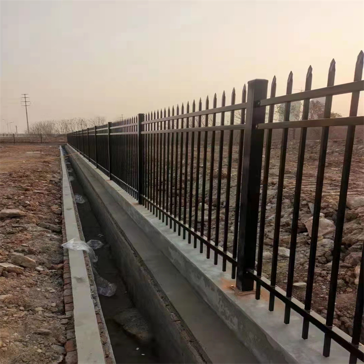 防攀爬铁管护栏财润丝网供应黑色铁围栏异型定制
