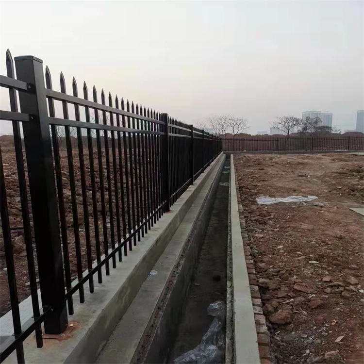 园区围墙用底座式铁围栏财润丝网供应学校铁围栏坚固