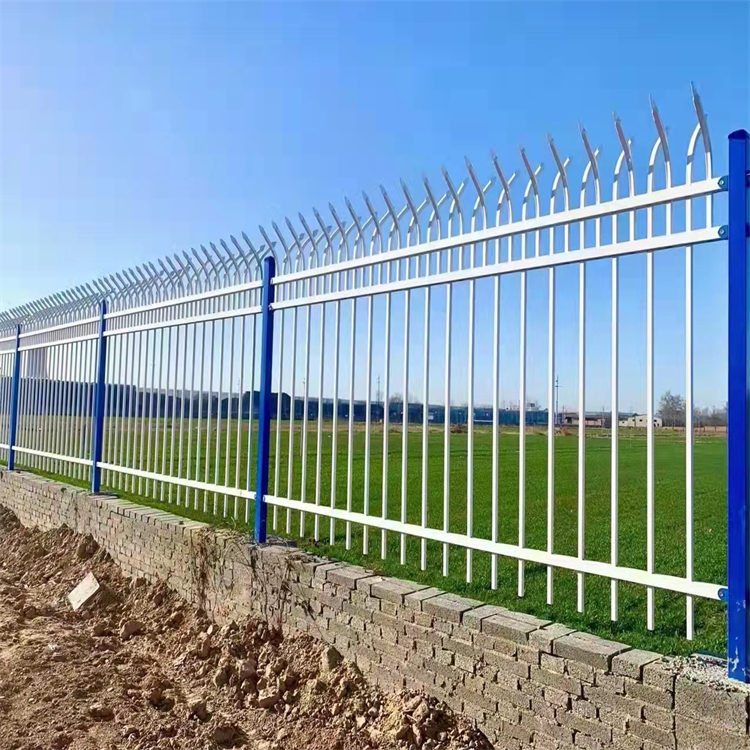 宅基地两横杆锌钢护栏财润丝网供应底座式住宅围栏异型可定