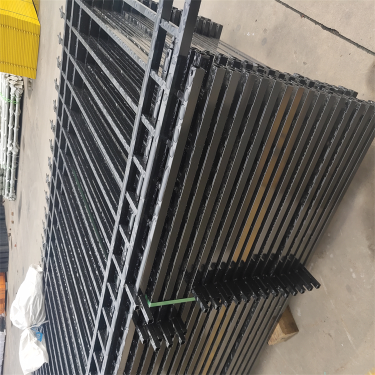 小区用1.8米高锌钢护栏财润丝网供应法兰盘铁管围栏按需定制