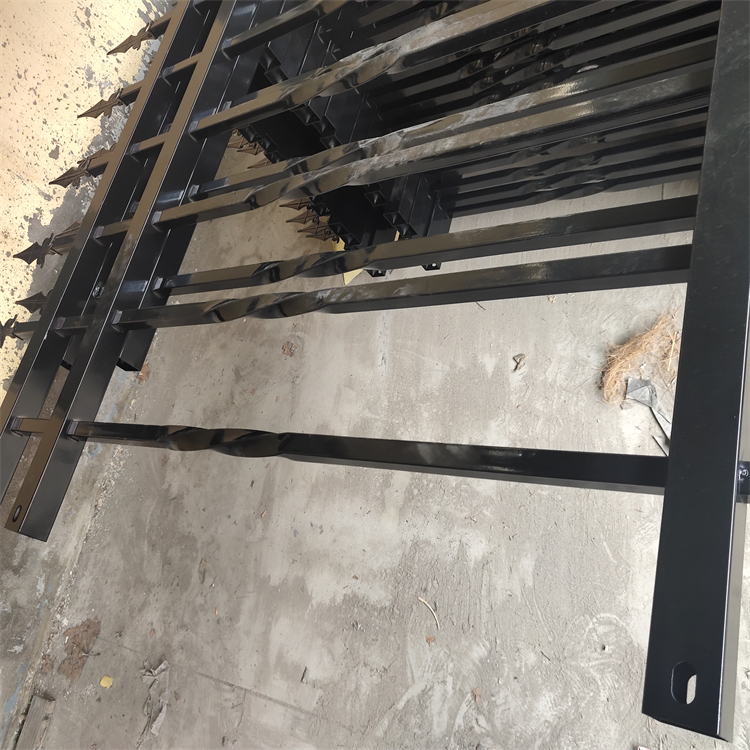 工厂围墙用涂塑围栏财润丝网供应防坠护栏异型定制