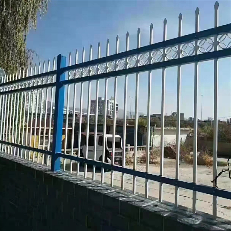 园区围墙用底座式铁围栏财润丝网供应学校铁围栏坚固