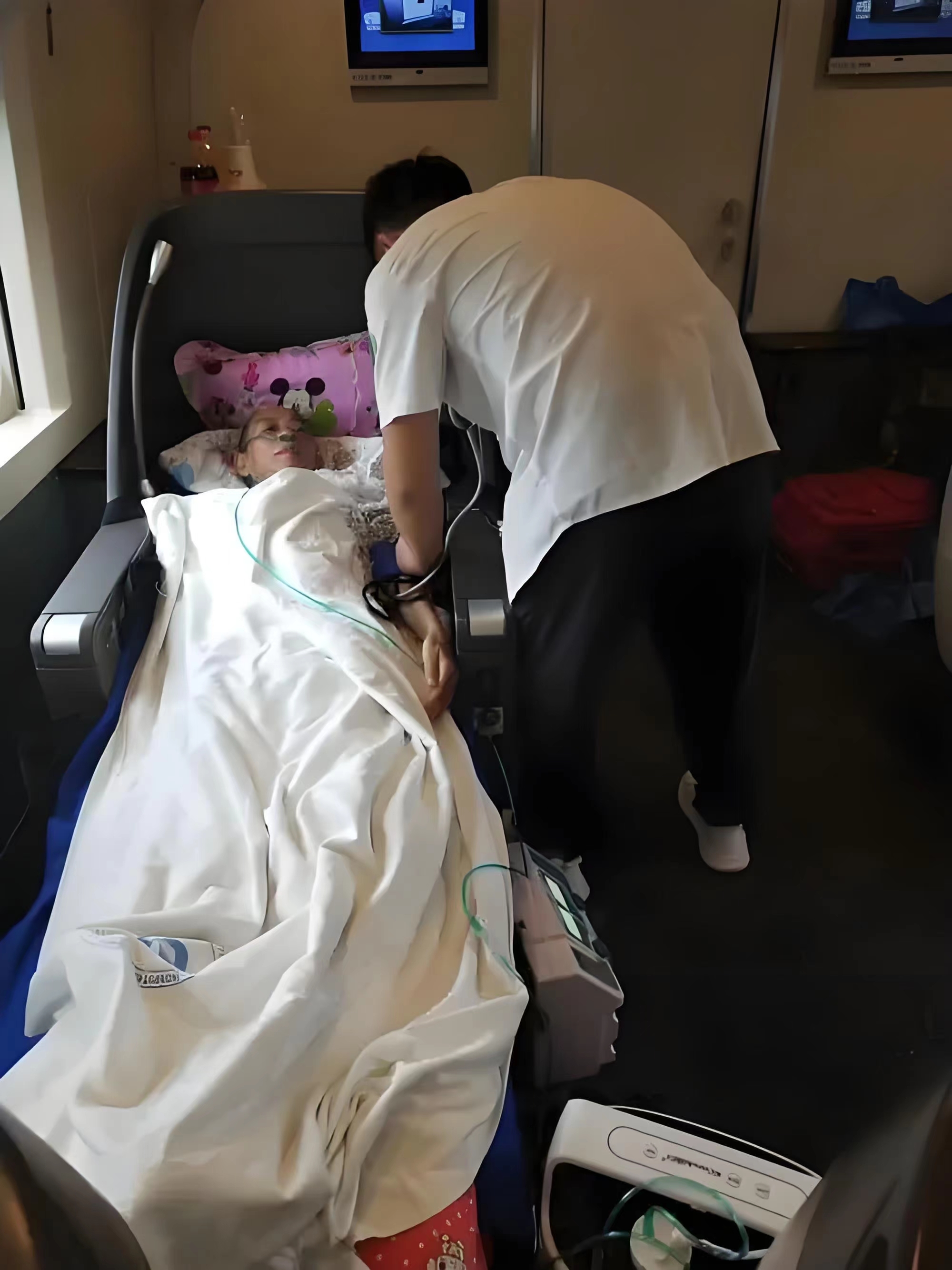 肇庆出院转院患者回家-长途救护车出租-救护转运中心