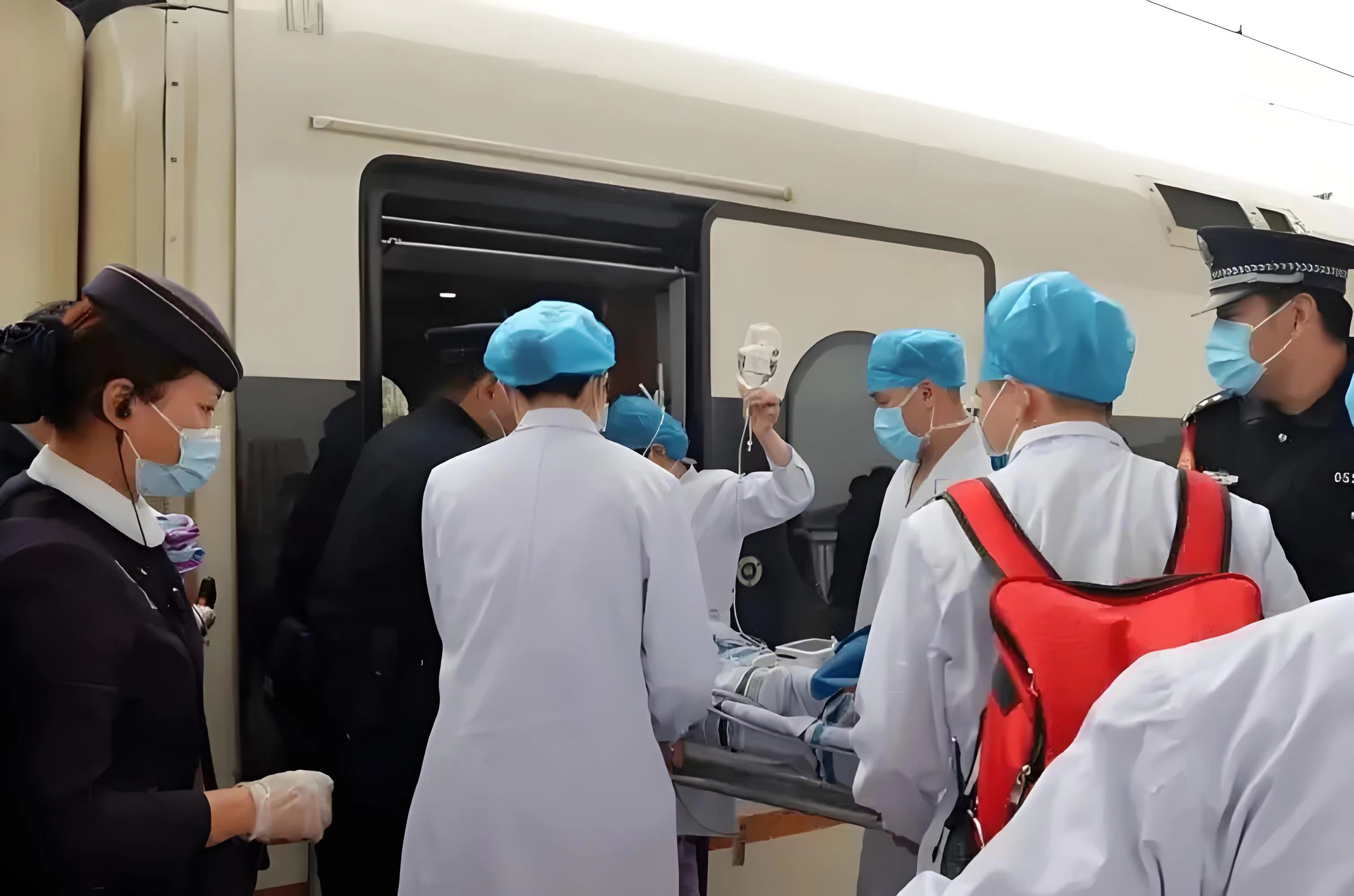 深圳接送病人出院-私人救护车出租-全国救护团队