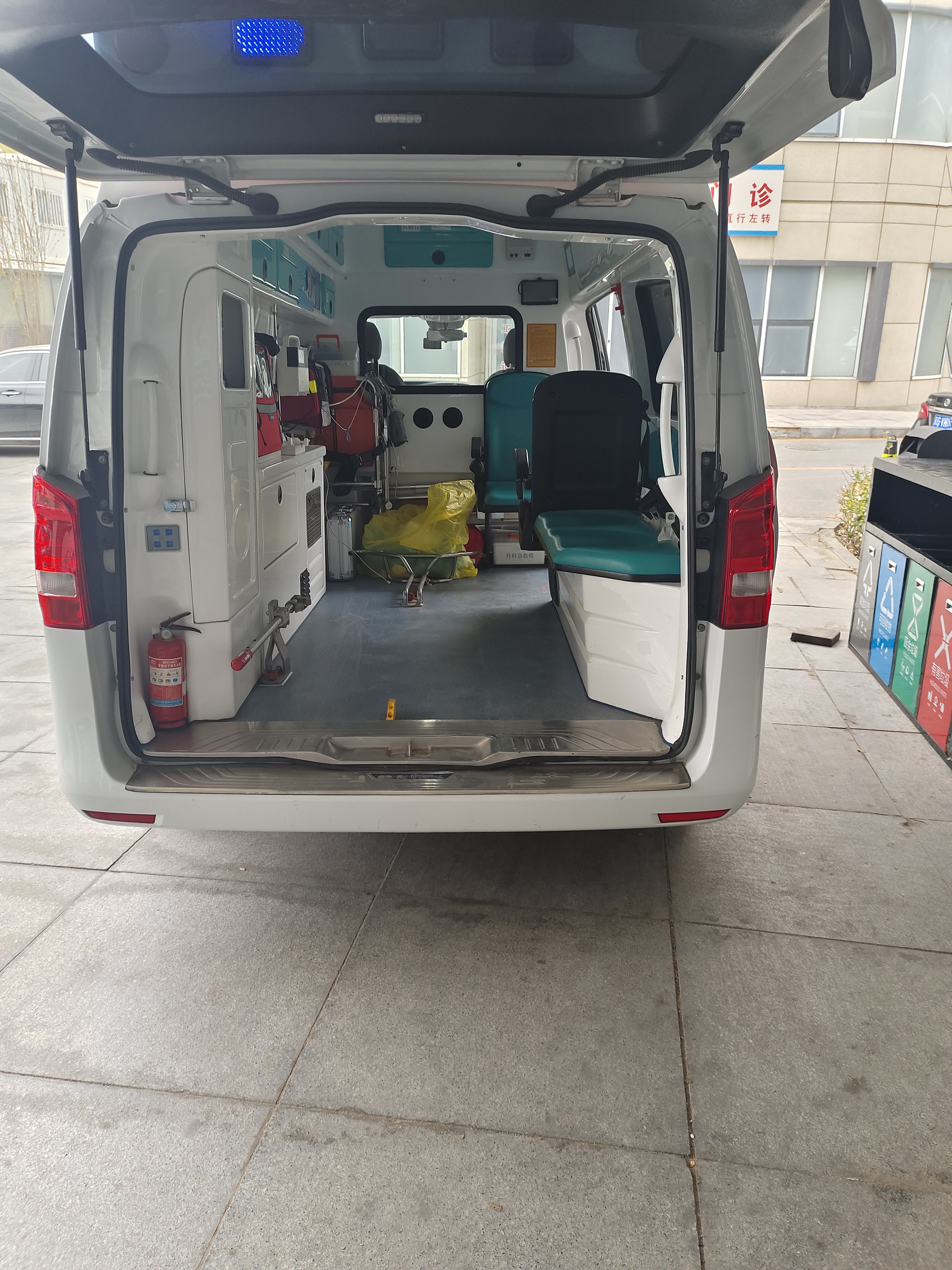 普陀监护型救护车租赁 足球篮球羽毛球保障 快速派车