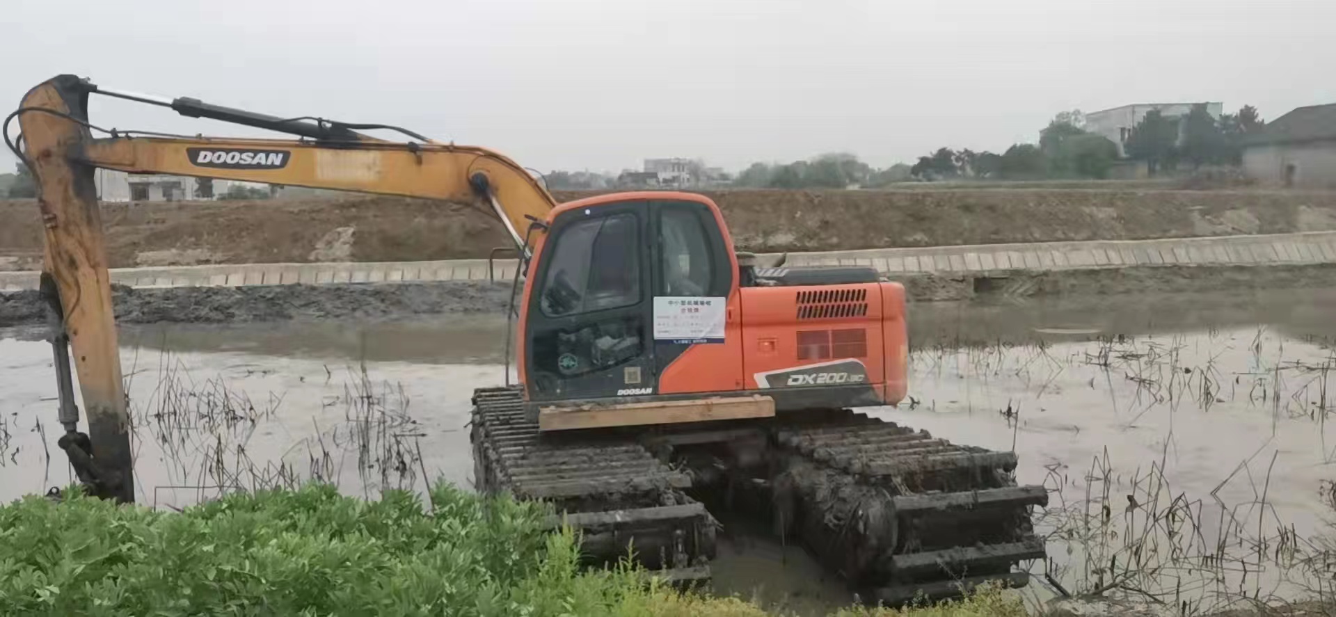 东城清淤水上挖机周围