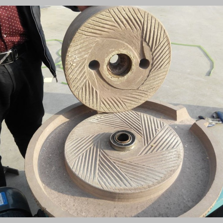 遼寧電動石磨米漿機(jī)供應(yīng)天然石材石磨機(jī)電動豆?jié){石磨機(jī)