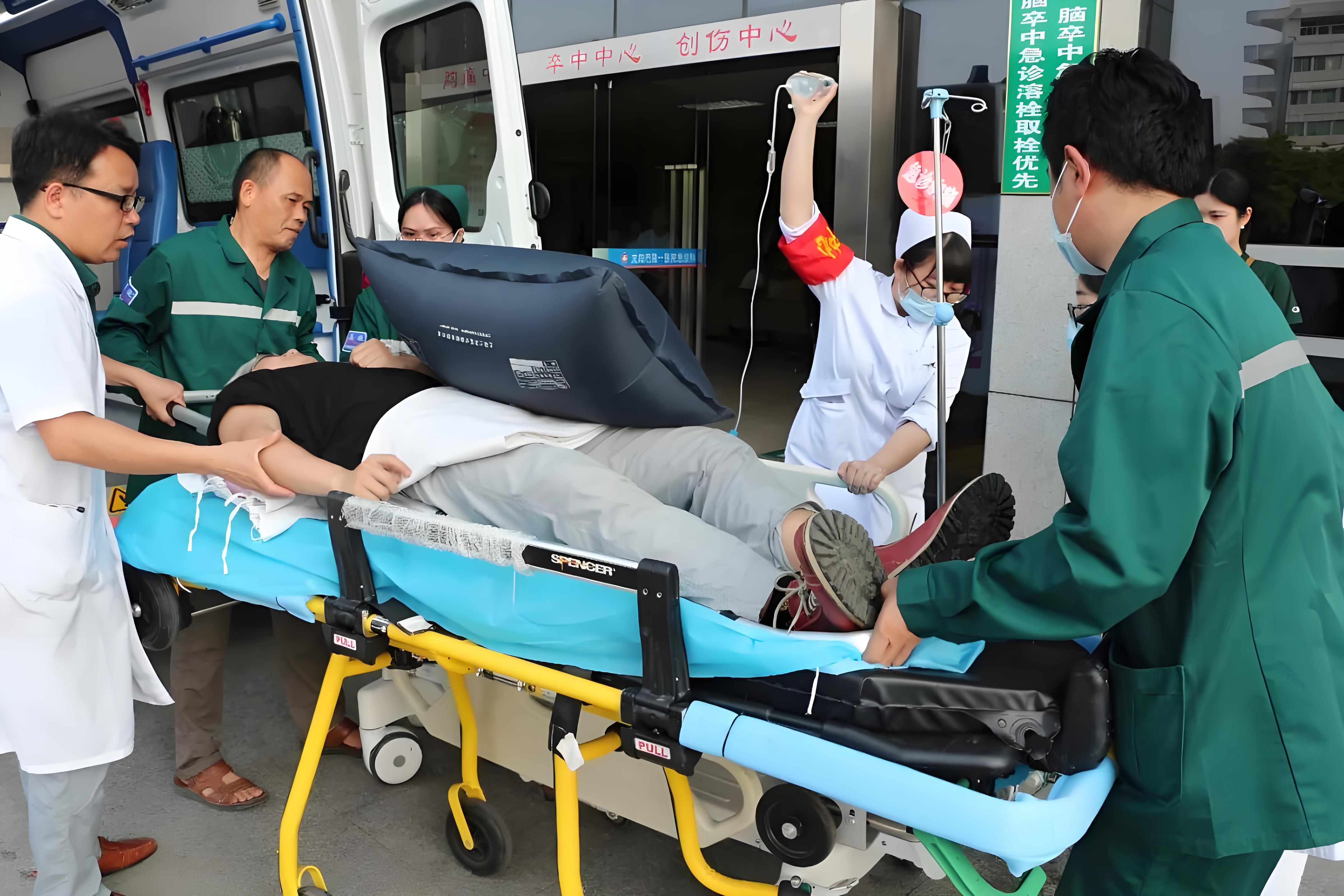 湛江救护车护送 跨市区转院30分钟快速响应