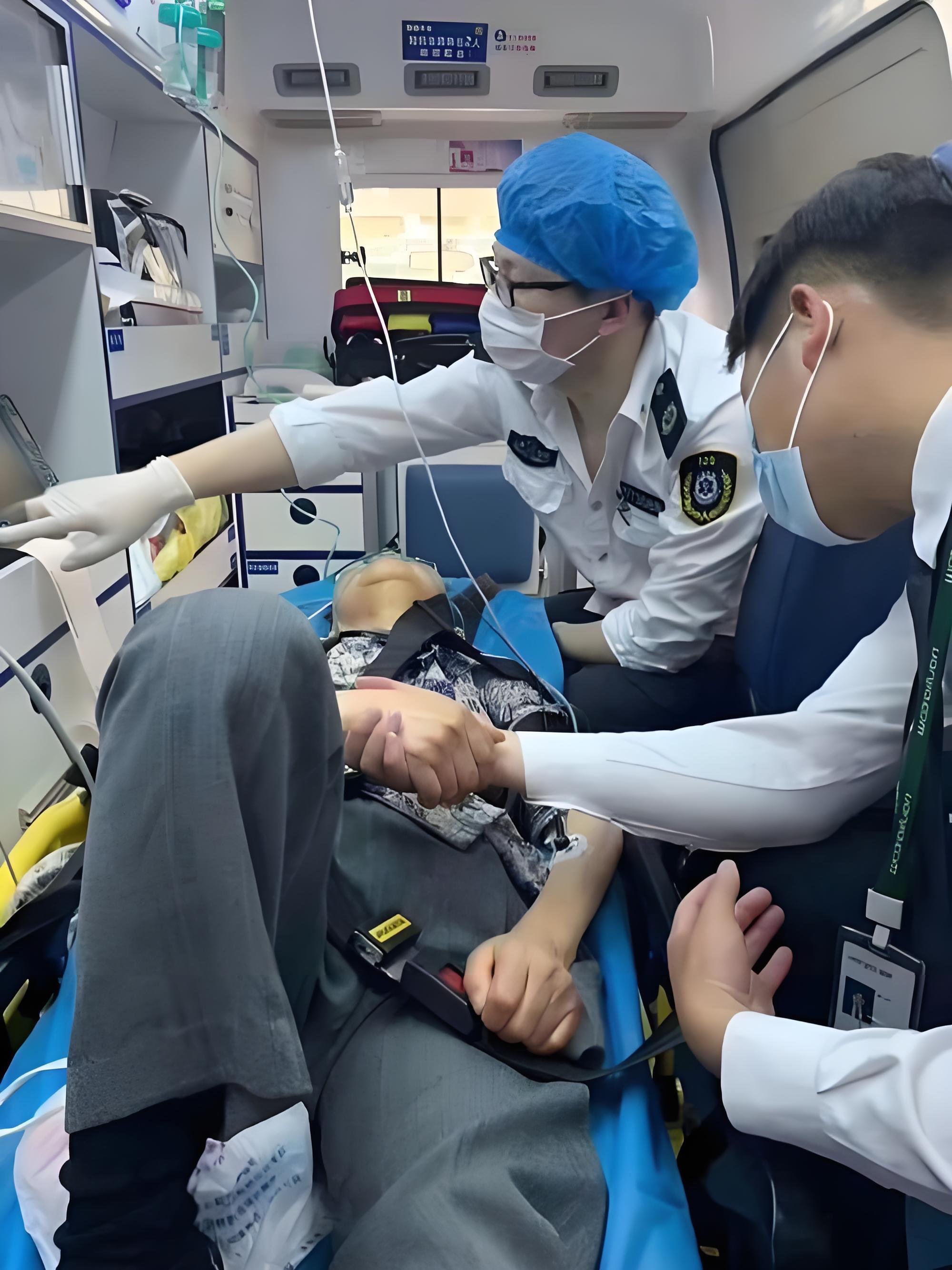 武汉救护车长途转运-患者护送服务-五洲救护车出租公司