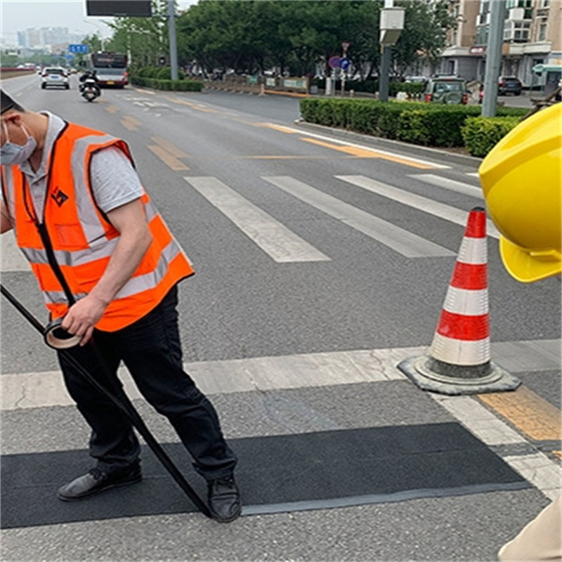 内蒙古公路用抗裂贴厂家自粘性强抗裂贴