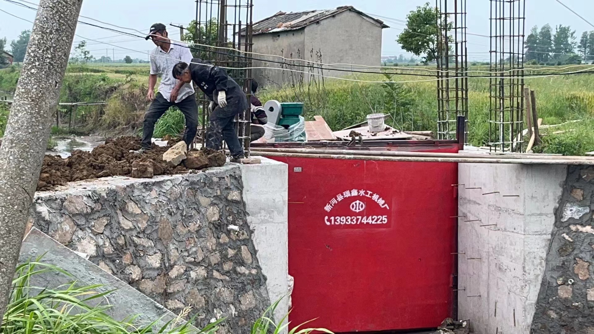 泰安清污水车间电动闸门各种型号均可订做-双吊点启闭机